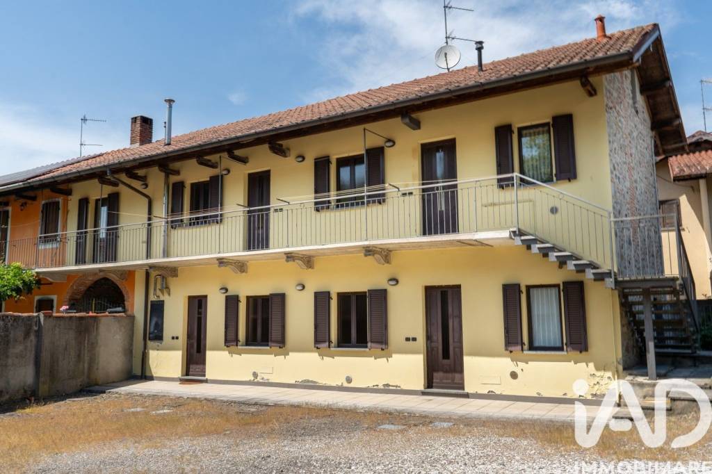 casa indipendente in vendita ad Angera in zona Capronno