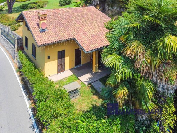 casa indipendente in vendita ad Angera in zona Barzola