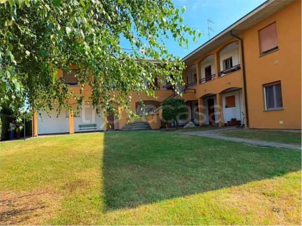 appartamento in vendita ad Angera in zona Barzola