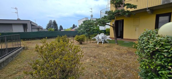 appartamento in vendita ad Angera in zona Barzola