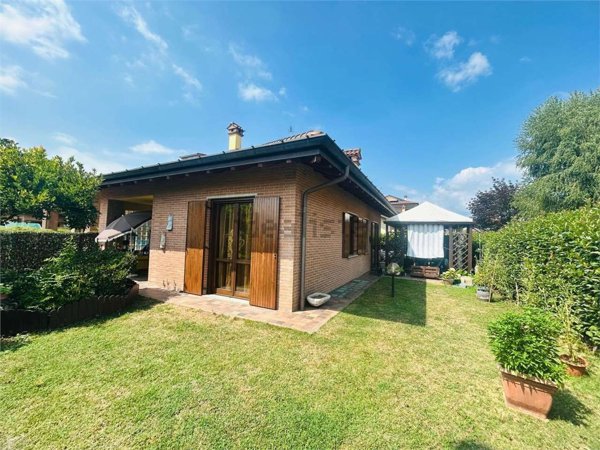 casa indipendente in vendita ad Angera in zona Barzola