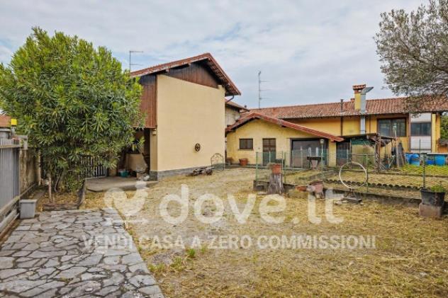 casa indipendente in vendita ad Angera in zona Capronno