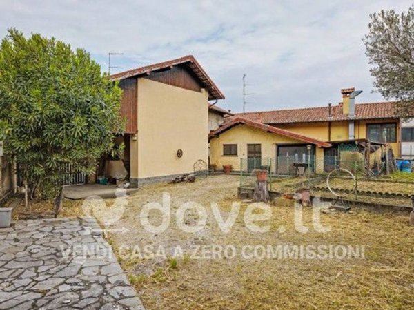 casa indipendente in vendita ad Angera in zona Capronno
