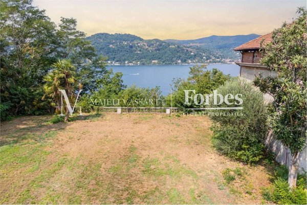 casa indipendente in vendita ad Angera in zona Barzola