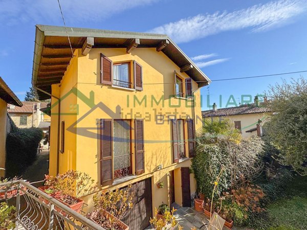 casa indipendente in vendita ad Angera