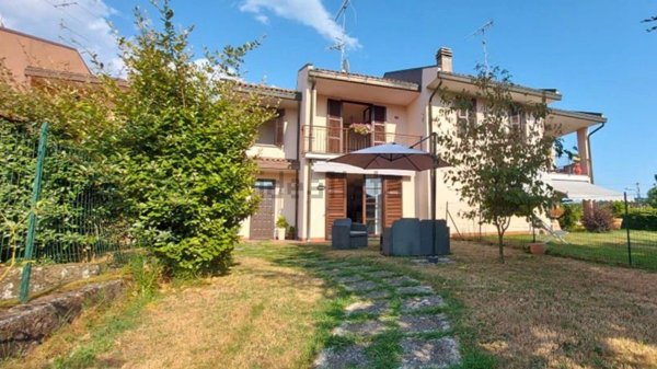 casa indipendente in vendita ad Angera in zona Barzola