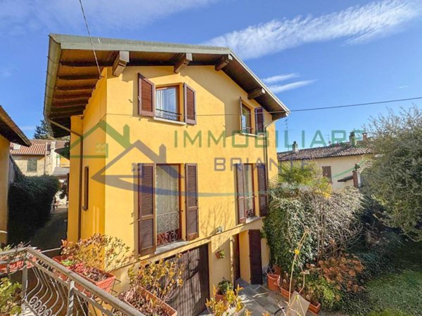 casa indipendente in vendita ad Angera