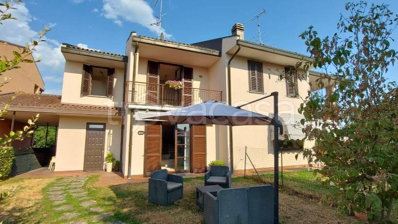casa indipendente in vendita ad Angera in zona Barzola