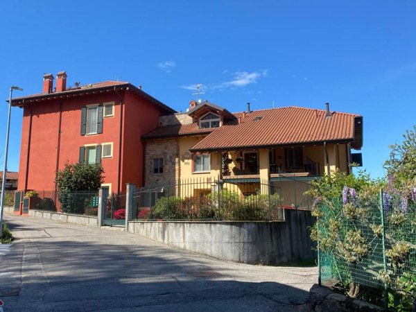 appartamento in vendita ad Angera in zona Barzola