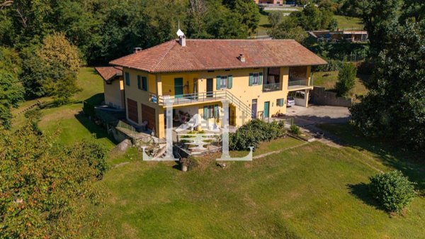 casa indipendente in vendita ad Angera in zona Barzola