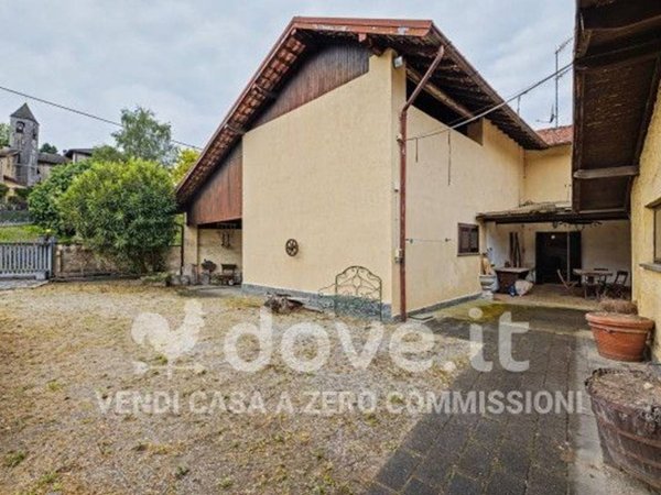 casa indipendente in vendita ad Angera in zona Capronno