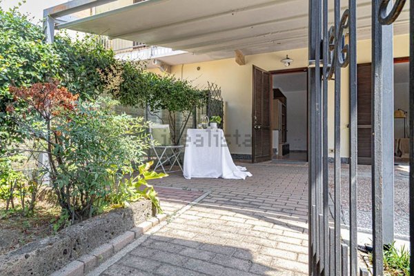 casa indipendente in vendita ad Angera in zona Barzola