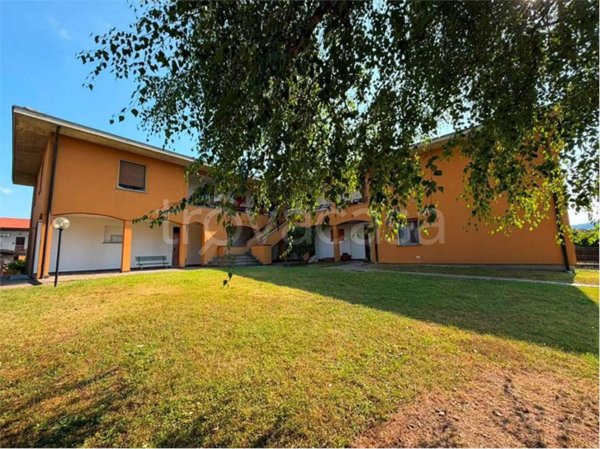 appartamento in vendita ad Angera in zona Barzola