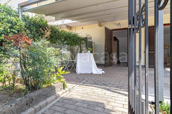 casa indipendente in vendita ad Angera in zona Barzola