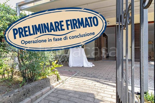 casa indipendente in vendita ad Angera in zona Barzola