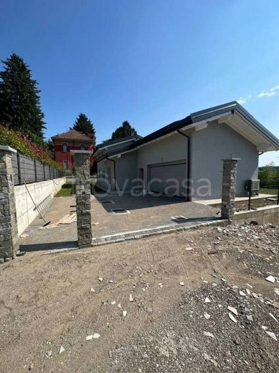 casa indipendente in vendita ad Angera in zona Barzola