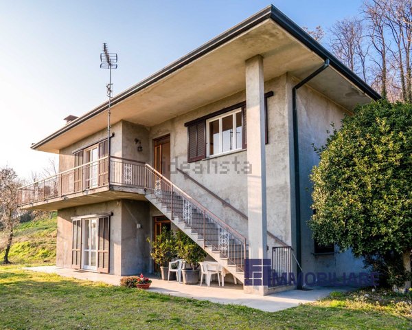 casa indipendente in vendita ad Angera in zona Barzola