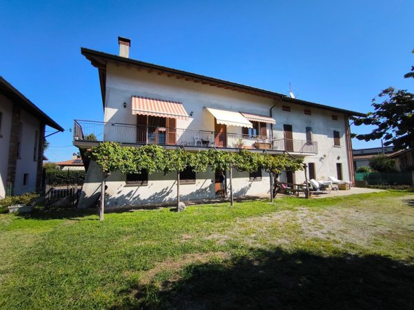 appartamento in vendita ad Angera in zona Barzola