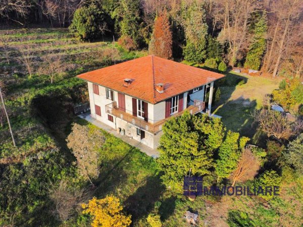 casa indipendente in vendita ad Angera in zona Barzola