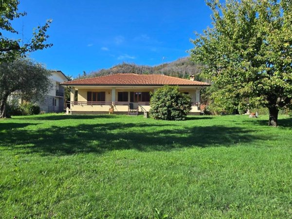 casa indipendente in vendita ad Angera in zona Barzola
