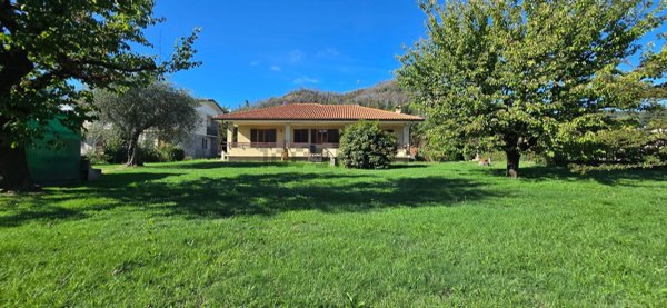 casa indipendente in vendita ad Angera in zona Barzola