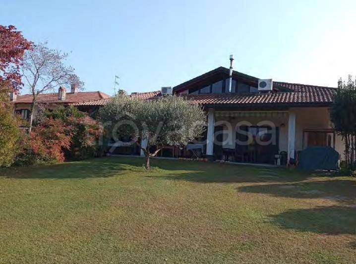 casa indipendente in vendita ad Angera in zona Barzola