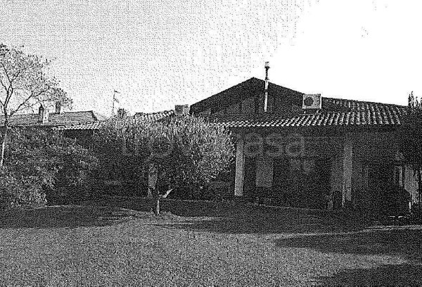 casa indipendente in vendita ad Angera in zona Barzola