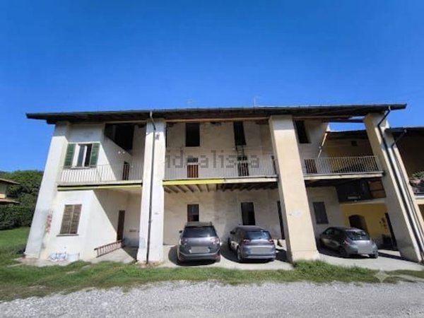 casa indipendente in vendita ad Angera in zona Barzola