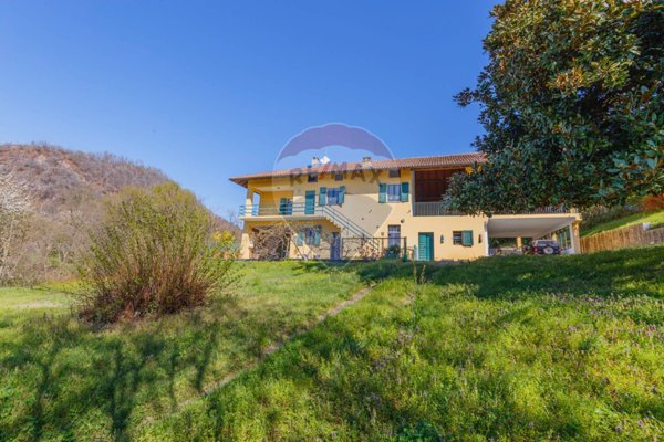 casa indipendente in vendita ad Angera in zona Barzola
