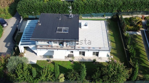 casa indipendente in vendita ad Angera