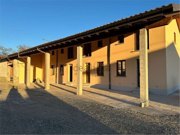 casa indipendente in vendita ad Angera in zona Barzola