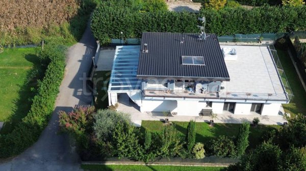 casa indipendente in vendita ad Angera in zona Barzola