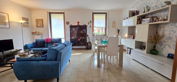 casa indipendente in vendita ad Angera in zona Barzola