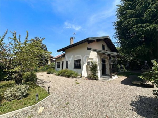 casa indipendente in vendita ad Angera in zona Barzola