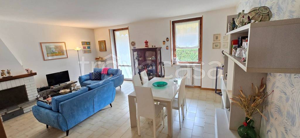 casa indipendente in vendita ad Angera in zona Barzola