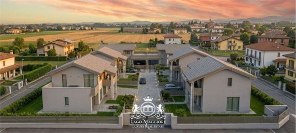casa indipendente in vendita ad Angera in zona Barzola