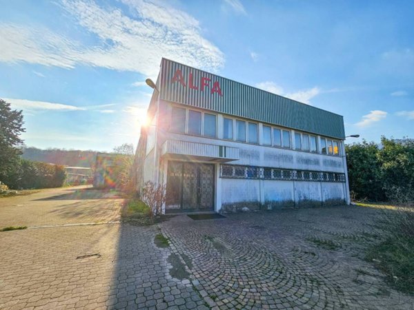 locale commerciale in vendita ad Arcisate