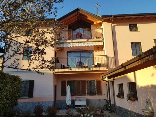 casa indipendente in vendita ad Arcisate in zona Brenno Useria