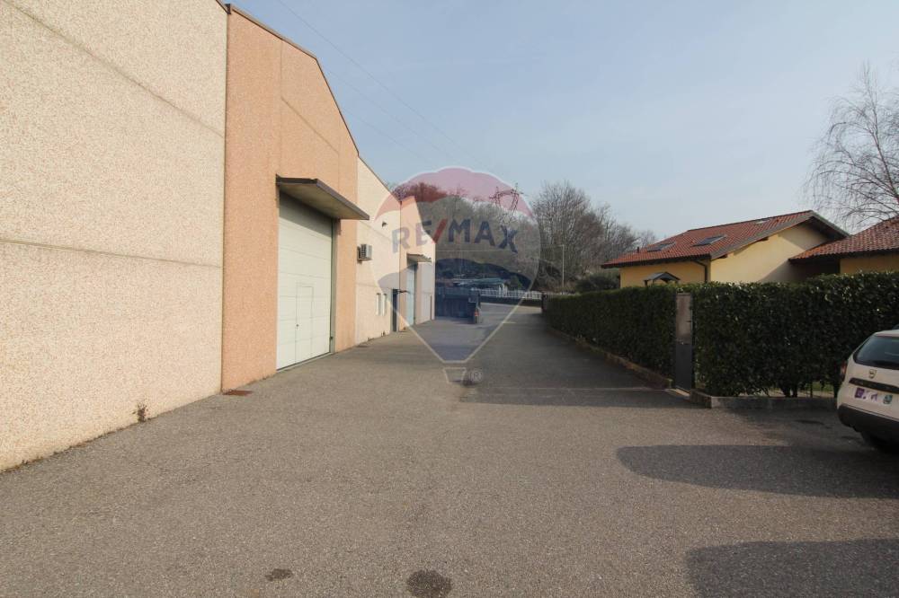 capannone in vendita ad Arcisate in zona Brenno Useria