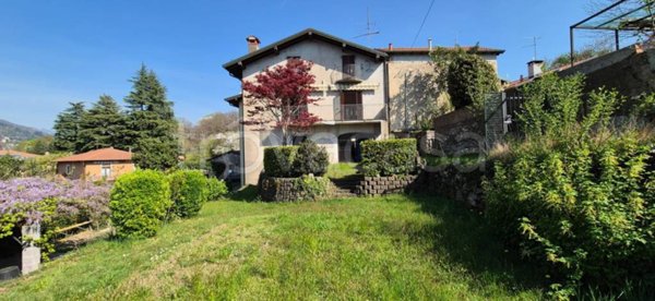 casa indipendente in vendita ad Arcisate in zona Brenno Useria