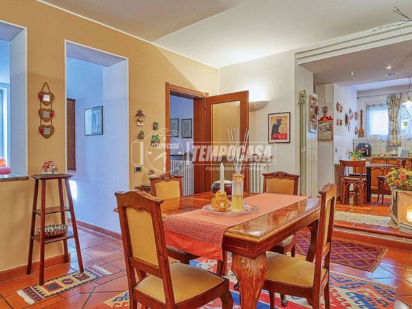 appartamento in vendita ad Arcisate in zona Brenno Useria