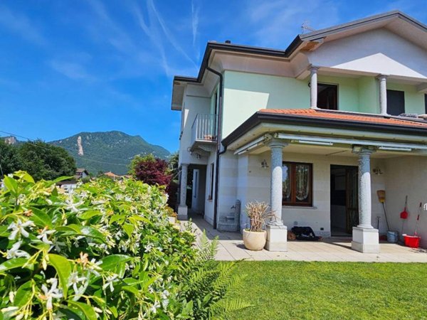 casa indipendente in vendita ad Arcisate in zona Brenno Useria