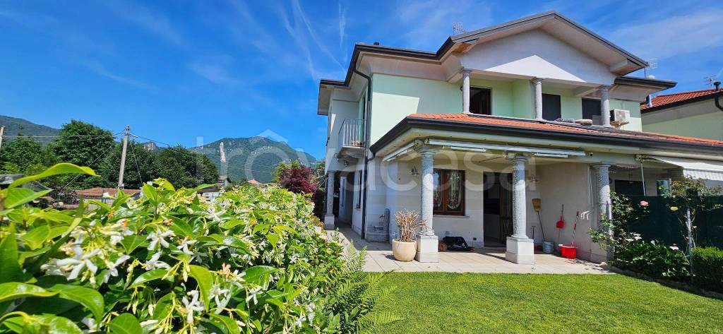 casa indipendente in vendita ad Arcisate in zona Brenno Useria