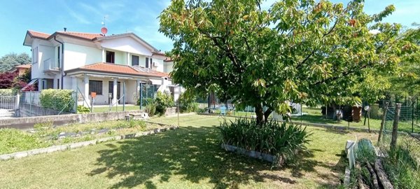 casa indipendente in vendita ad Arcisate in zona Brenno Useria