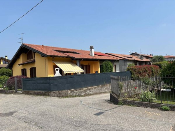 casa indipendente in vendita ad Arcisate
