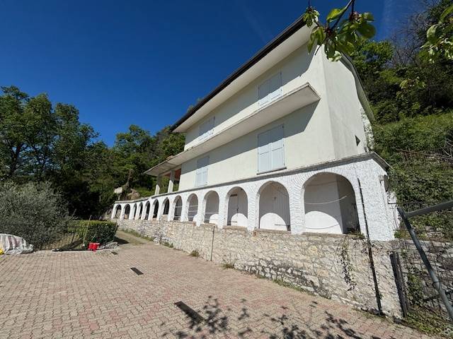 casa indipendente in vendita ad Arcisate in zona Velmaio