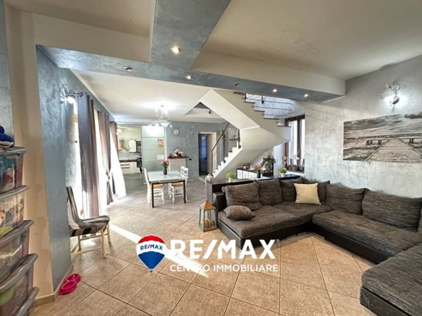 casa indipendente in vendita ad Arcisate in zona Brenno Useria