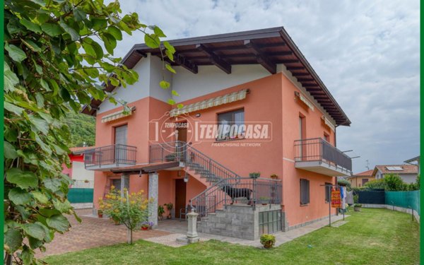 casa indipendente in vendita ad Arcisate in zona Brenno Useria