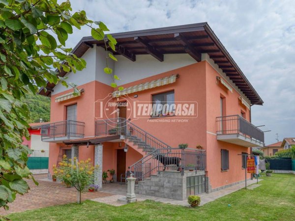 casa indipendente in vendita ad Arcisate in zona Brenno Useria
