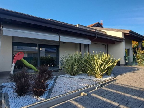 casa indipendente in vendita ad Arcisate in zona Brenno Useria
